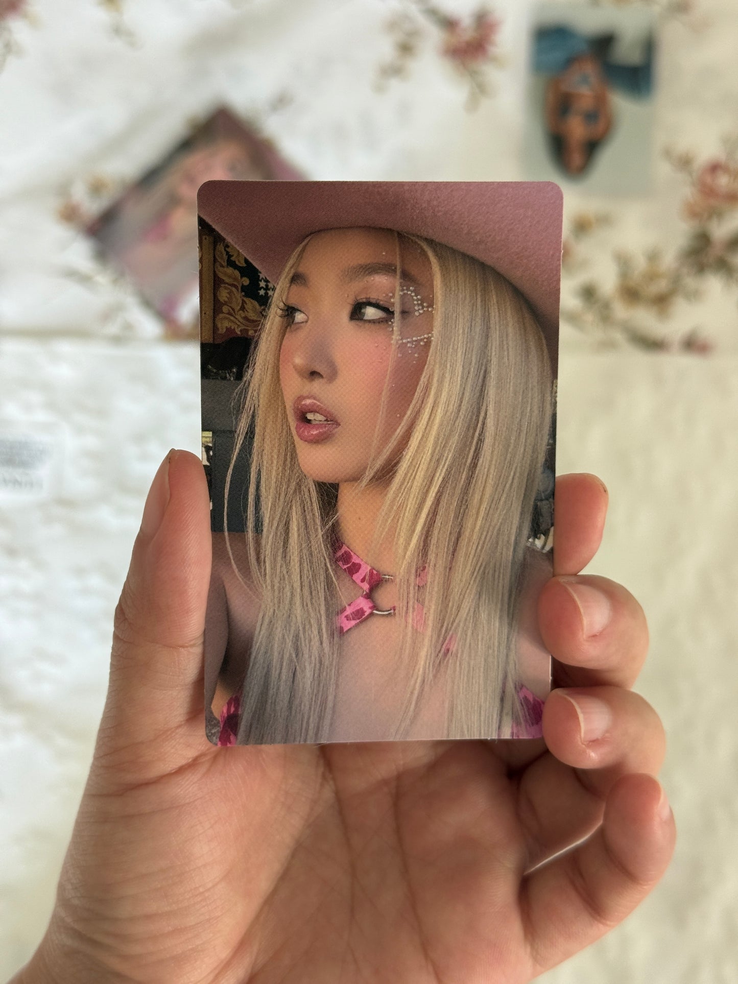 KATSEYE Beautiful Chaos Pinky Up Weverse Offline Fansign Photocard